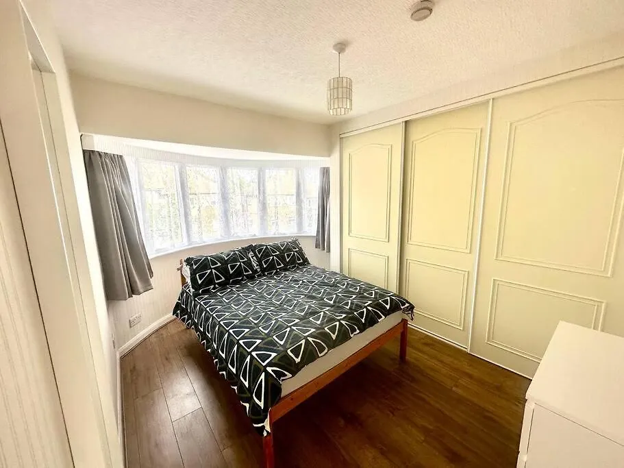 5 Bedroom House In Da7 Erith Holiday home